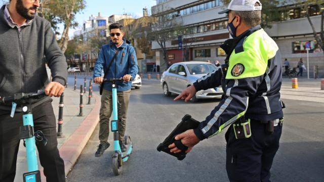 Konyada polis elektrikli scooter denetimi yaptı