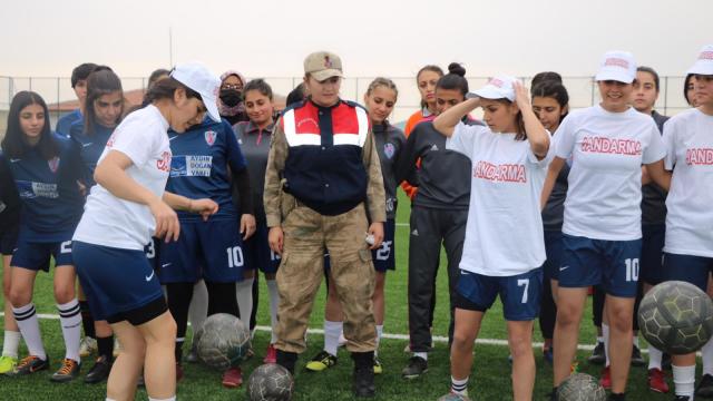 Malatyada jandarma, kadın futbolcuların Cumhuriyet Bayramını kutladı