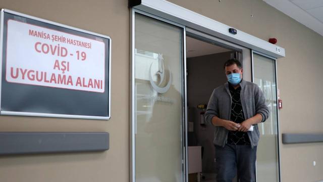 TURKOVAC Manisada gönüllülere uygulanıyor