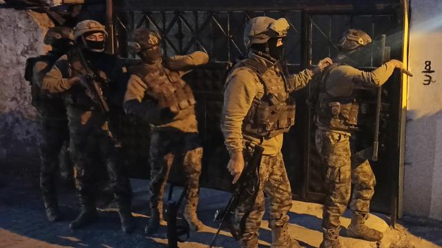 Osmaniyede uyuşturucu satıcılarına yönelik operasyonda 15 zanlı yakalandı