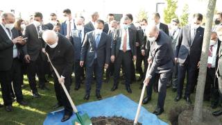 Cumhurbaşkanı Erdoğan ve MHP Lideri Bahçeli, Başkent Millet Bahçesi'ne fidan dikti