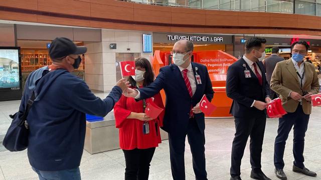 Sabiha Gökçende yolculara Cumhuriyet Bayramı uğurlaması
