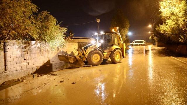 Vanda su taşkınlarının yaşandığı mahallelerde çalışma başlatıldı