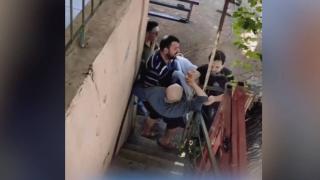 Yangında mahsur kalan kişiyi vatandaşlar kurtardı