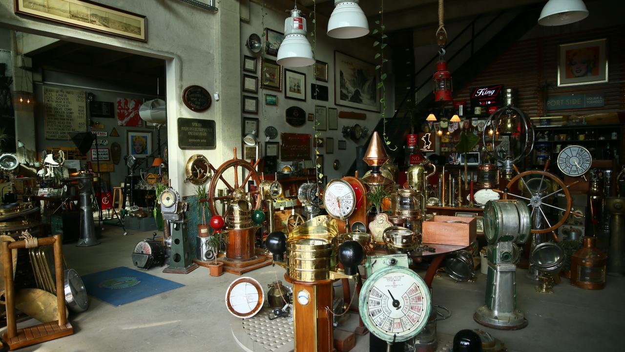 Kocaeli Üniversitesi İletişim Fakültesinden mezun olmasına karşın, medya alanına değil koleksiyonculuğa yöneldiğini aktaran Ali Güler, şunları kaydetti: