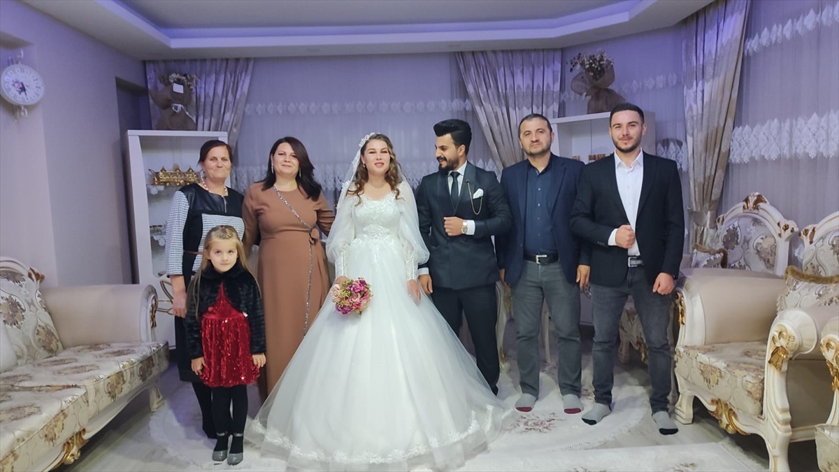 Düğünde Türkçe, Kürtçe ve Moldovaca şarkılar çaldı