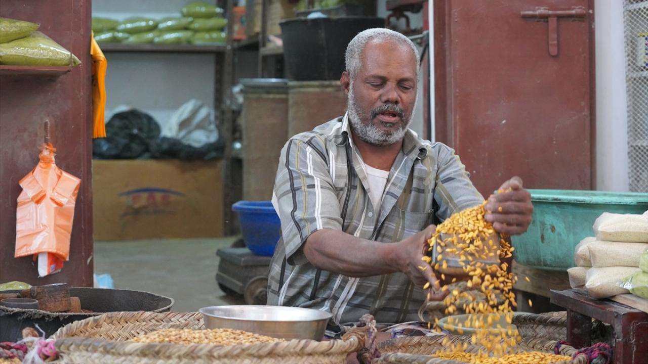 Seyun Sarayı`nın hemen yanı başında tarihi bir çarşı
