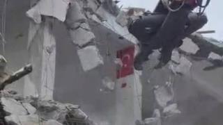 Bina yıkımında operatörün bayrak hassasiyeti