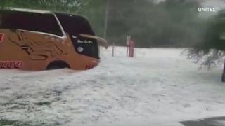 Bolivya'da şiddetli dolu sokakları beyaza bürüdü