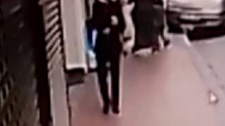 Kaldırımda yürüyen 4 kişilik aileye otomobil çarptı