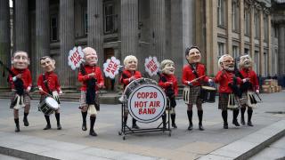 Aktivistlerden lider maskeli iklim protestosu