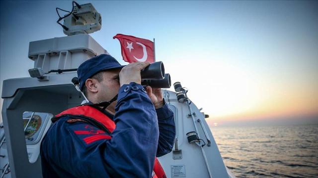 Yunanistan unsurlarınca denize atılan 8 düzensiz göçmen kurtarıldı