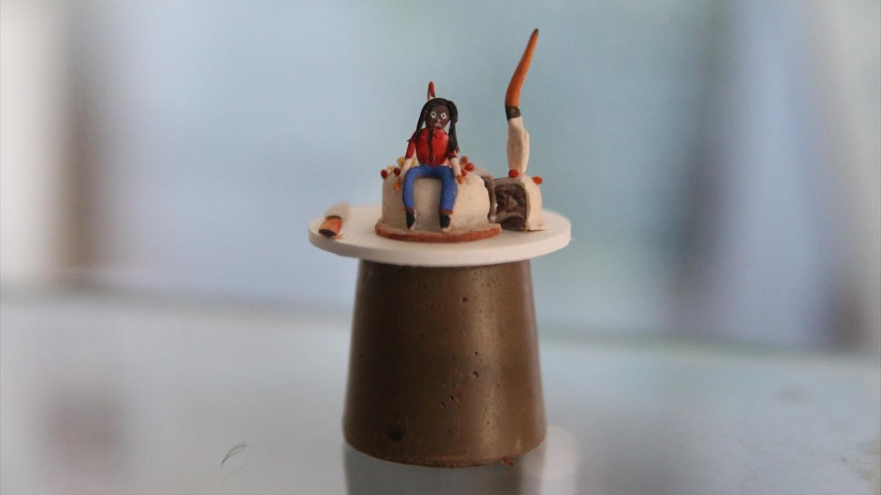 Eserleri mikroskopla görülebiliyor