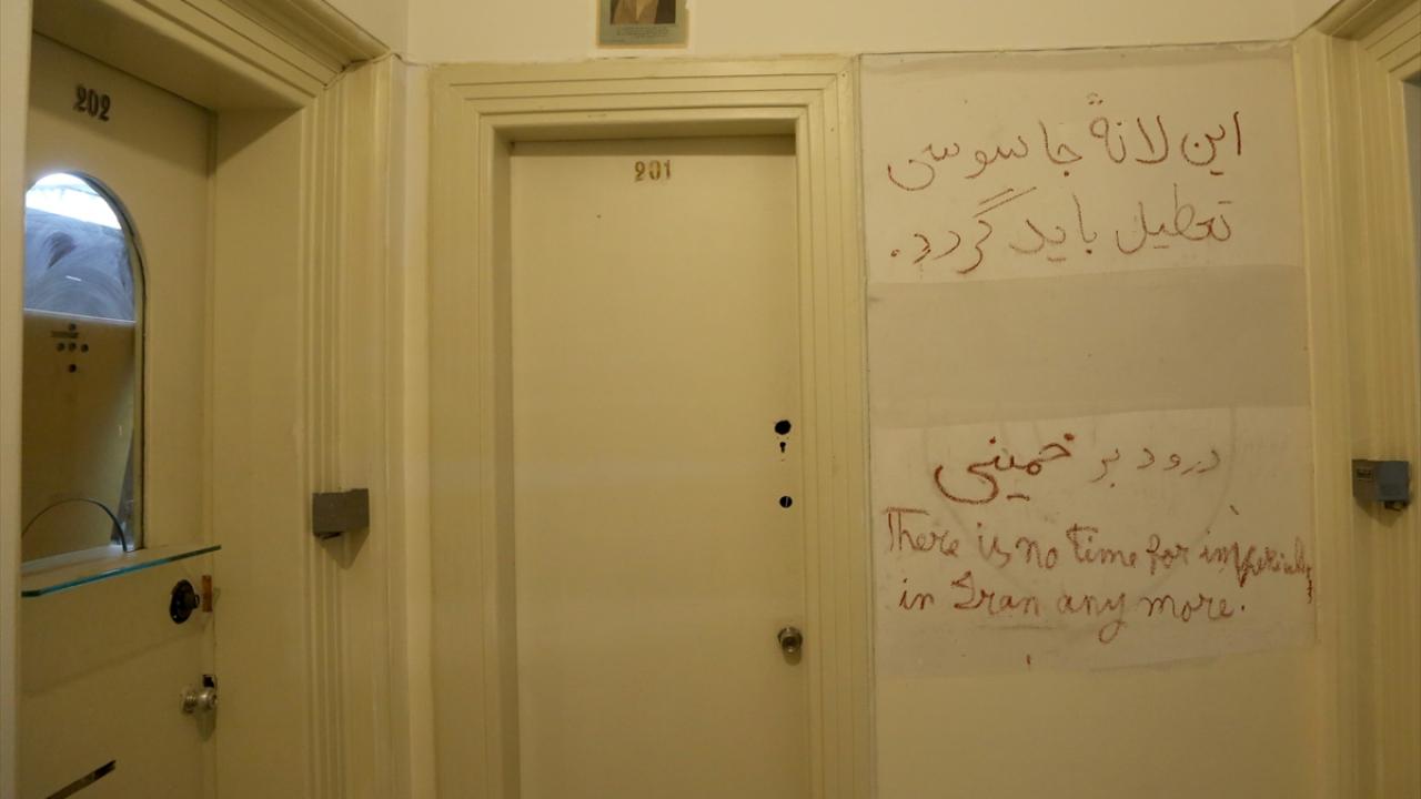 Duvarlarda "Humeyni`ye selam" sloganları