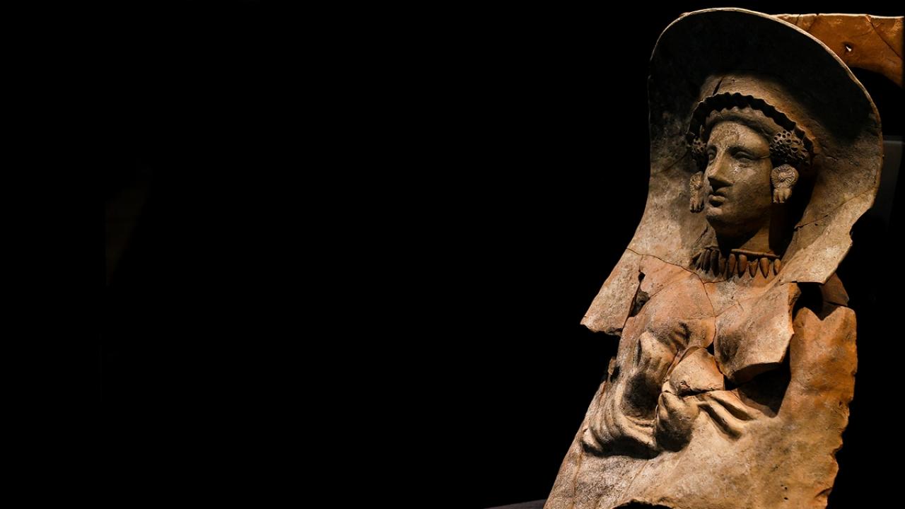 Yas tutan kadınların yüzü ölen eşlerine bakıyor