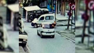 Kamyonet çarpmanın etkisiyle otomobilin üstüne devrildi