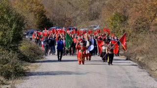 Yollarının asfaltlanmasını mehterle kutladılar