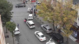 Polisten kaçan ehliyetsiz sürücü 2 araca çarparak durabildi