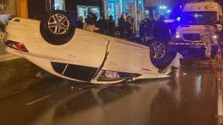 İstanbul'da bariyerlere çarpan araç takla attı