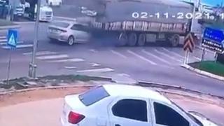 Ordu'da tıra çarpan araç metrelerce sürüklendi