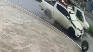 Kamyonetten lastik fırladı, bebek arabasına çarptı