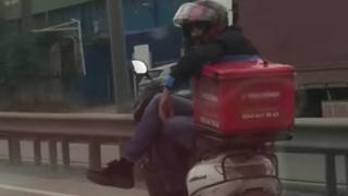 Motosiklette bacak bacak üstüne atarak ilerledi: O anlar kamerada