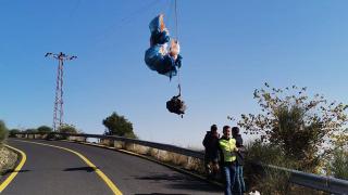 Tekirdağ'da yamaç paraşütü pilotu elektrik tellerine takıldı