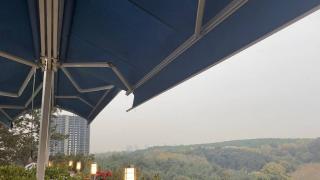 Yemek yerken üzerine tente devrildi