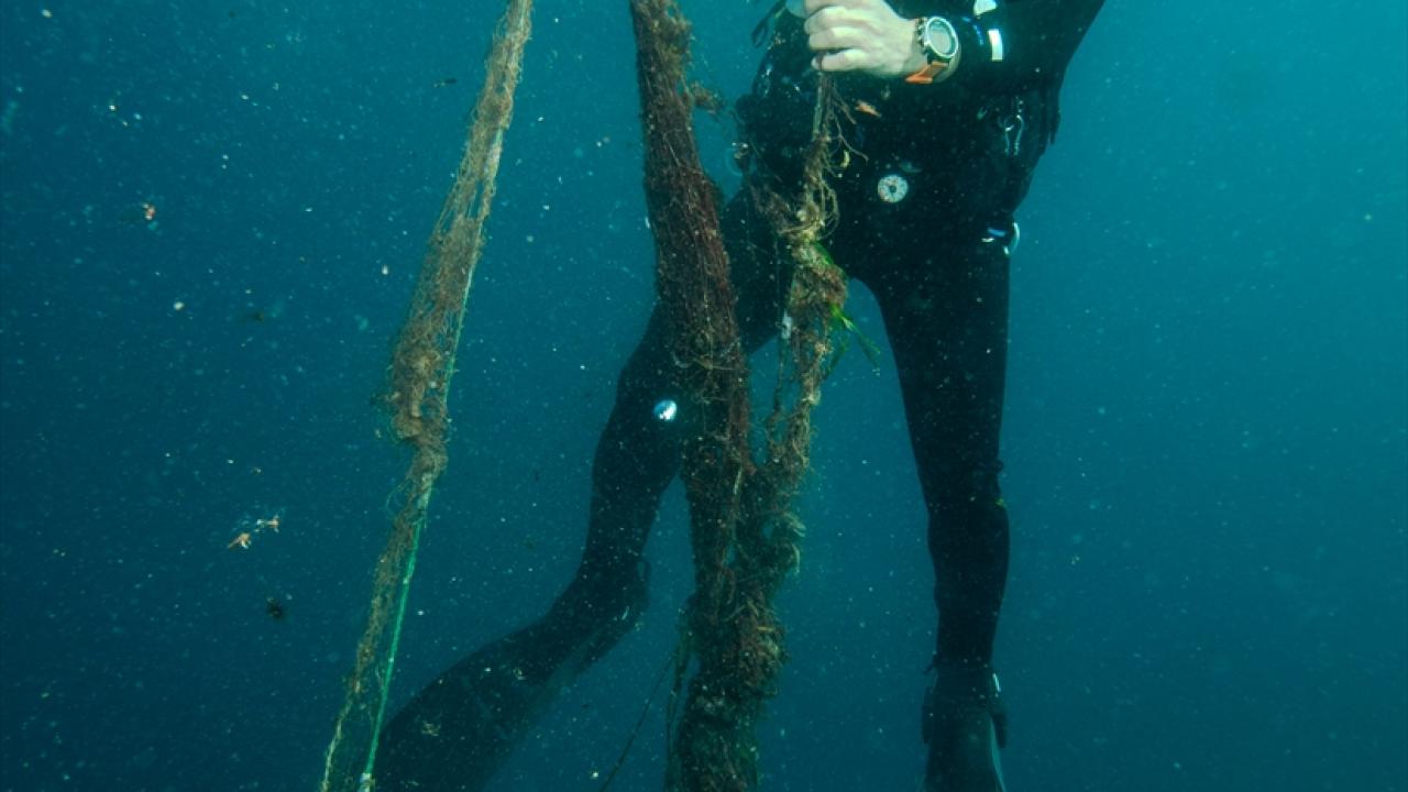 Tek dalışta 200 metre hayalet ağ çıkardılar