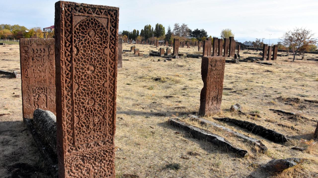 Kazı çalışmaları hakkında bilgi veren Dr. Kulaz,