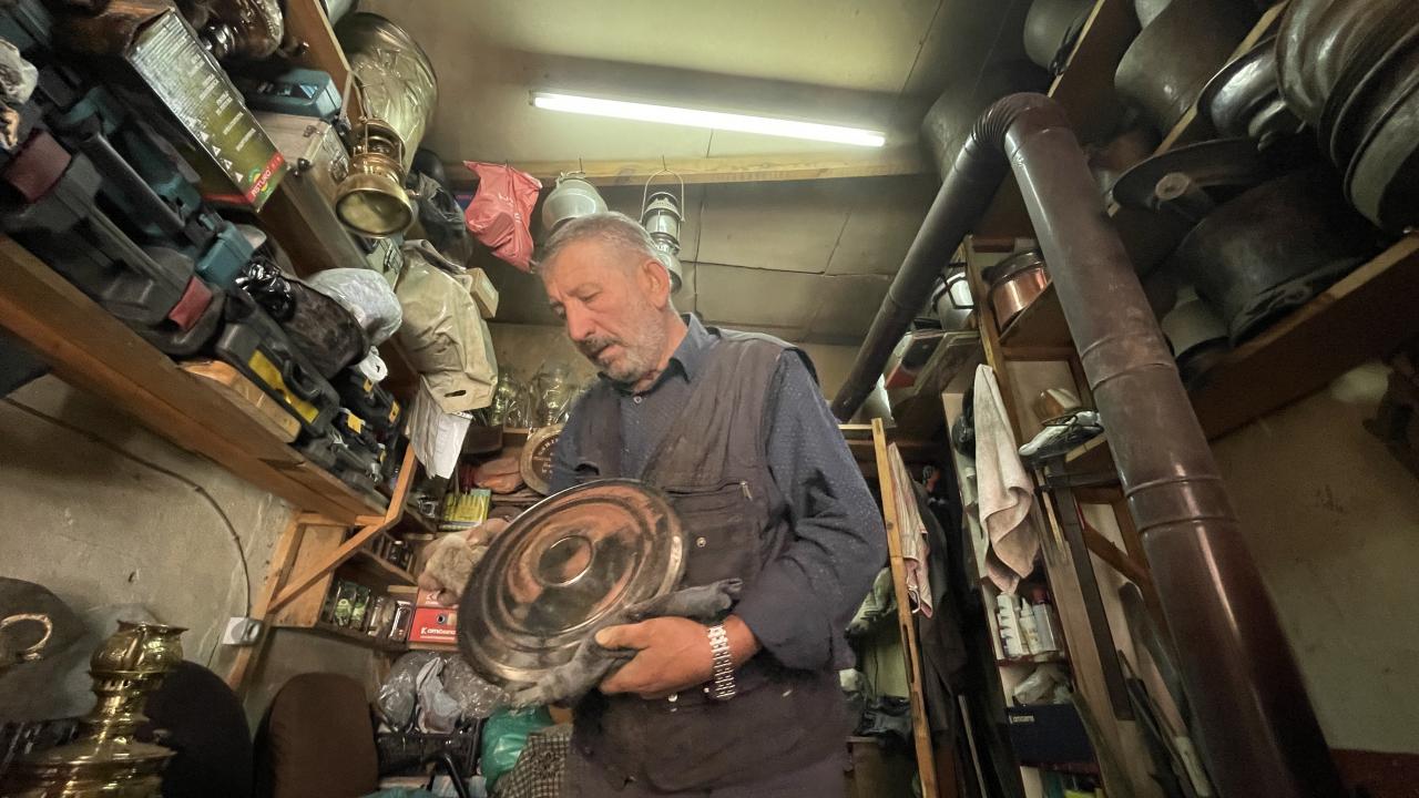 Kalaycılığa, bakırcılar çarşısında ayakkabı boyacılığı yaptığı sırada merakla başladığını anlatan Sarıkaya,