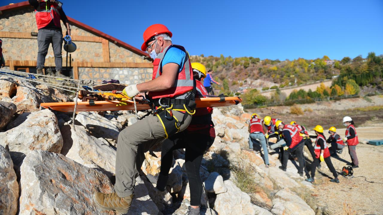 Arama ve kurtarmadaki her konuda deneyim kazanıyorlar