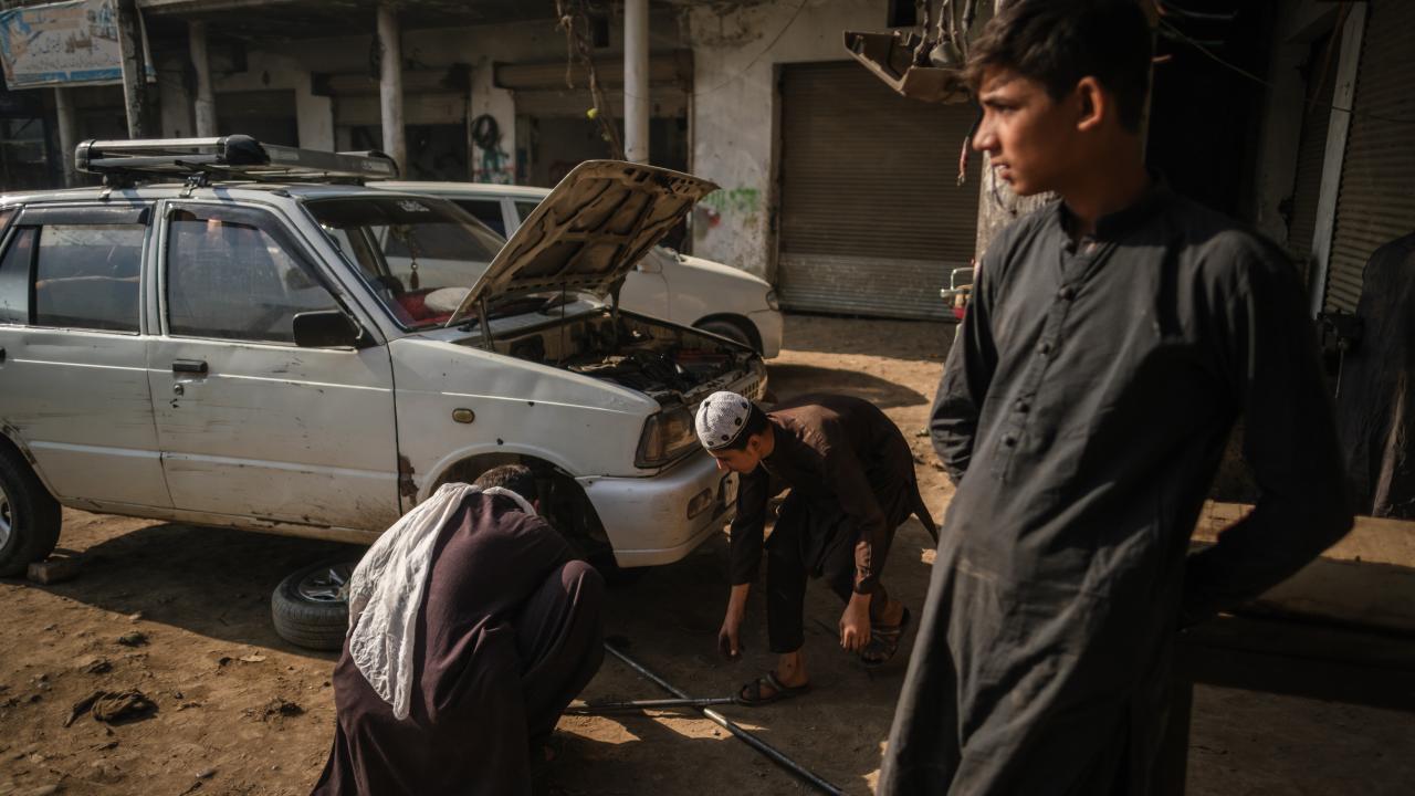 Gençler araba tamir ediyor