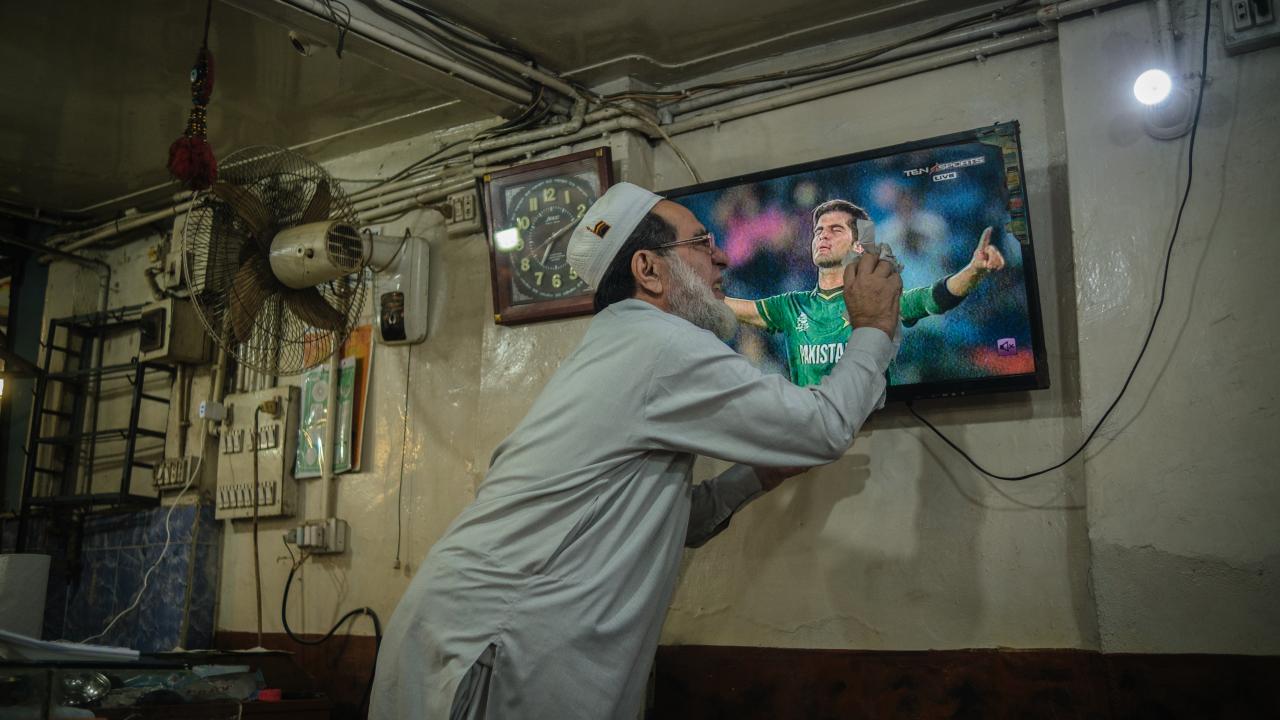 Milli takımlarının kriket maçlarını televizyondan takip eden Pakistanlılar