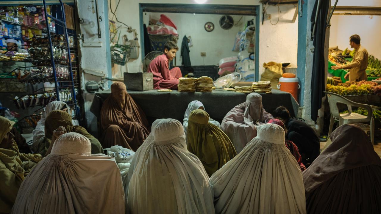 Pakistanlı kadınlar alışveriş yapmak için sırada