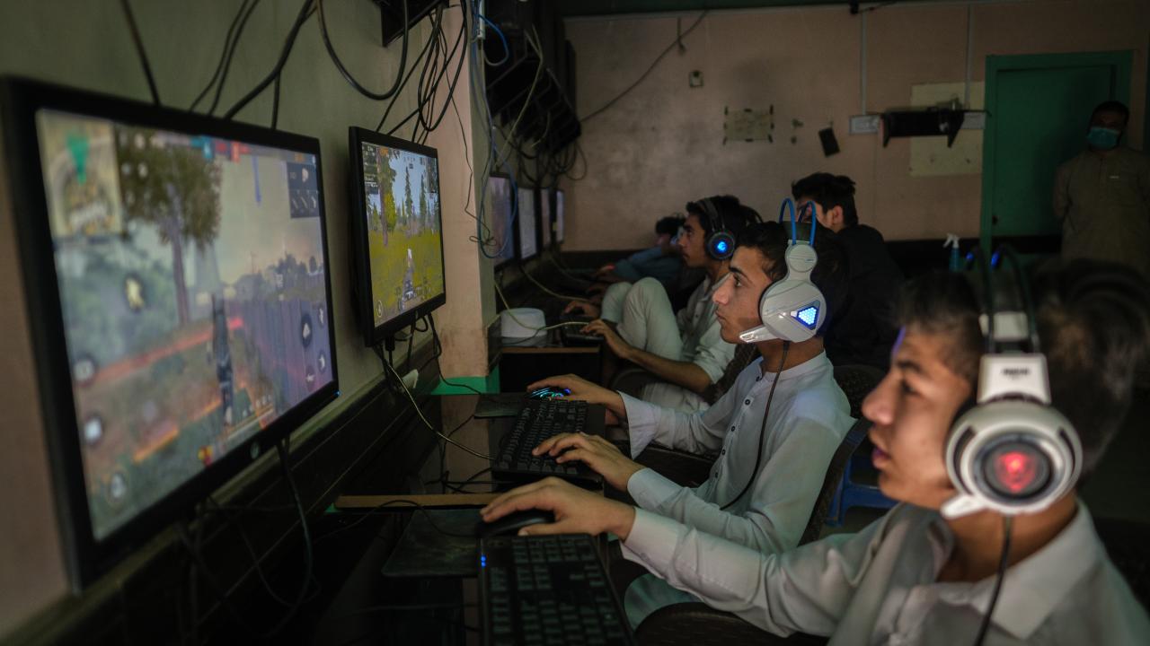 Çocuklar okul sonrası bilgisayar oynuyor