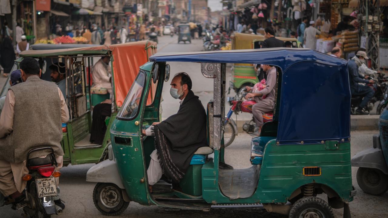 3 tekerlekli triportör şoförleri çalışıyor