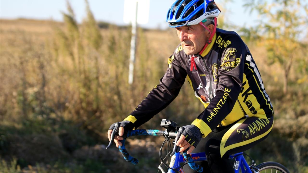 Günde yaklaşık 100 kilometre pedal çeviriyor