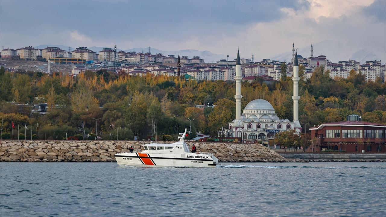 Batmak üzere olan bottaki göçmenler kurtarıldı