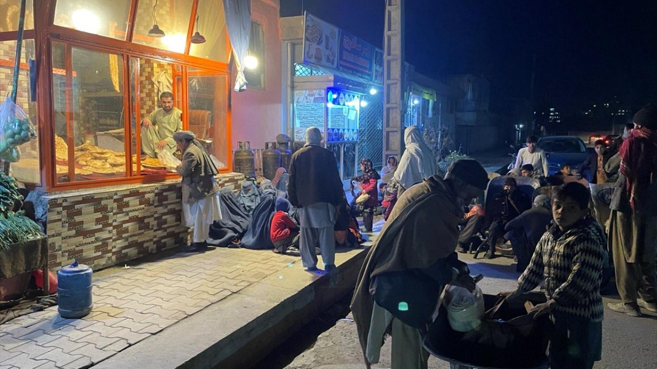 "Mecbur olduğum için burada ekmek bekliyorum"