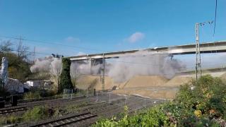 Almanya'da eski bir köprü kontrollü yıkıldı