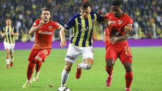 Fenerbahçe liderle arayı açtı