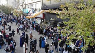 Mağaza açılışında izdiham: Metrelerce kuyruk oluştu