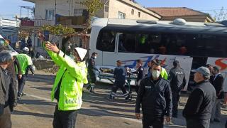 Kamyonetle yolcu otobüsü çarpıştı