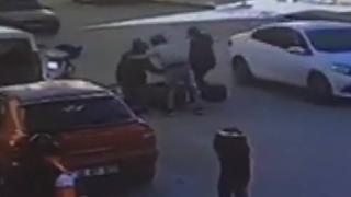 Yaşlı adam kendisine çarpan motosikletliye sarıldı