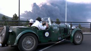 Lav püskürten yanardağ manzarasında yarış