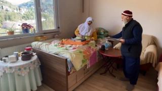 52 yıldır sobacılık yaparak yatalak eşi ve 107 yaşındaki annesine bakıyor