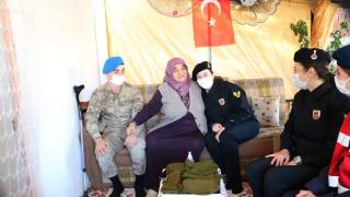 Ayşe teyze Mehmetçik'e ördüğü yün çoraplarla yürekleri de ısıttı