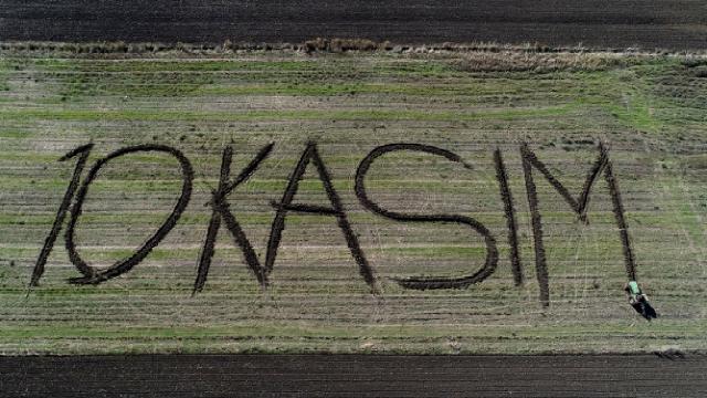 Traktörüyle tarlasına 10 Kasım yazdı