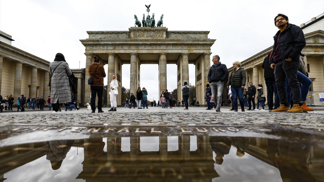 Berlin Duvarı�nın yıkılışının 32. yıl dönümü TRT Haber Foto Galeri Berlin Duvarı�nın yıkılışının 32. yıl dönümü TRT Haber Foto Galeri